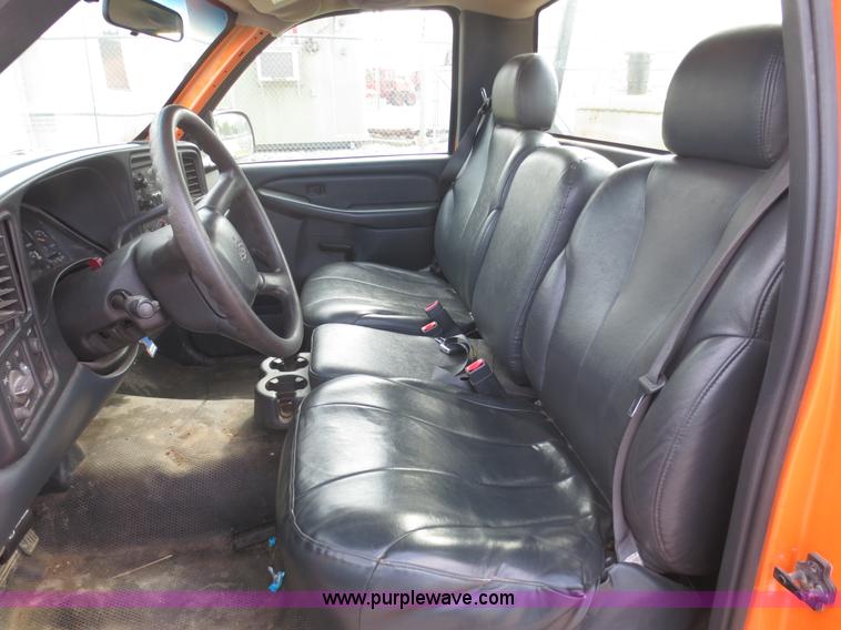 image for item D5943 2002 Chevrolet Silverado 2500HD pickup truck