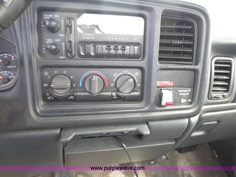 image for item D5943 2002 Chevrolet Silverado 2500HD pickup truck