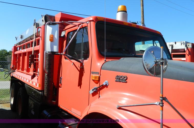 image for item D6064 1999 International 4900 dump truck