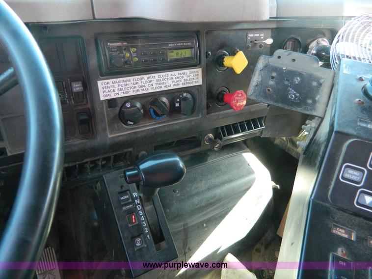 image for item D6064 1999 International 4900 dump truck