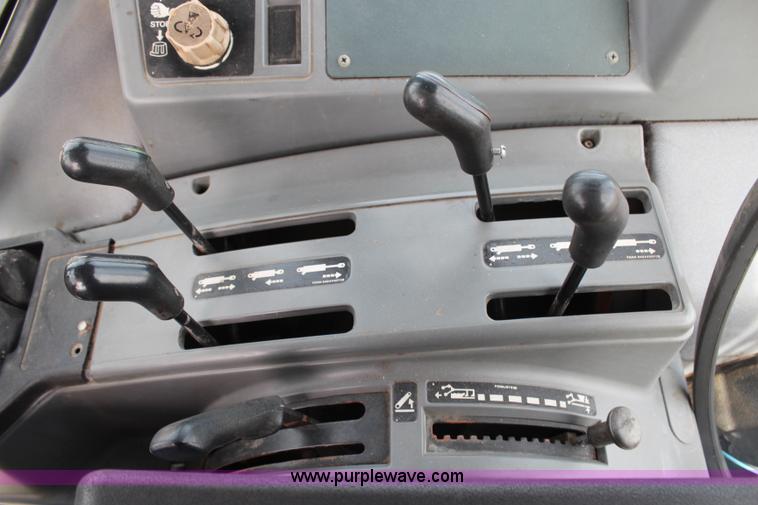 image for item H6915 1998 Ford New Holland 6640SL tractor