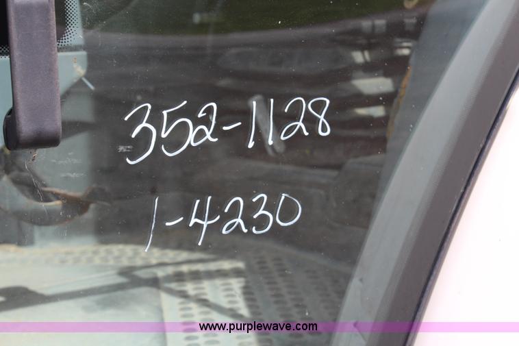 image for item H6915 1998 Ford New Holland 6640SL tractor