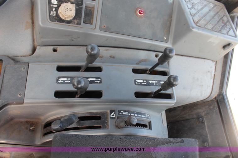 image for item H6917 1996 Ford New Holland 6640SL tractor