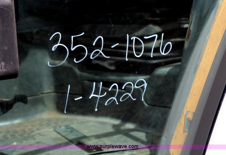 image for item H6917 1996 Ford New Holland 6640SL tractor