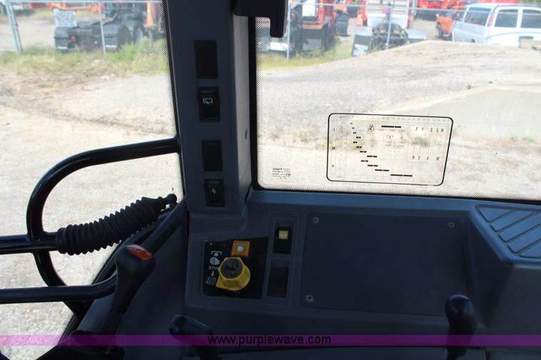 image for item H6918 1998 Ford New Holland 6640SL tractor