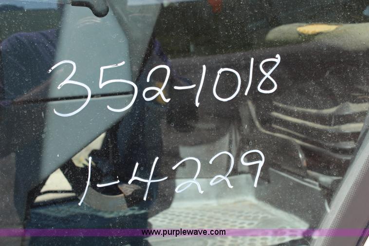 image for item H6918 1998 Ford New Holland 6640SL tractor