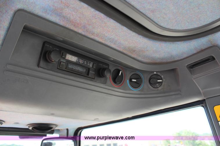 image for item H6919 1998 Ford New Holland 6640SL tractor