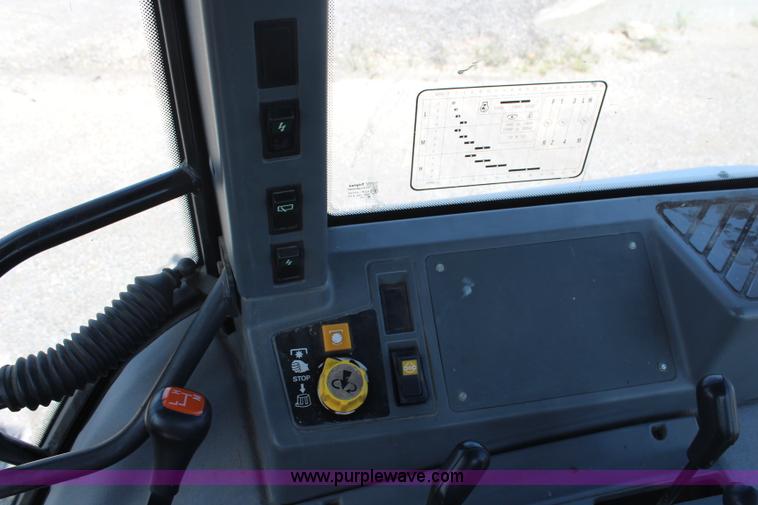 image for item H6921 1998 Ford New Holland 6640SL tractor