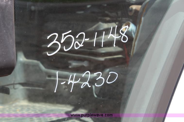 image for item H6921 1998 Ford New Holland 6640SL tractor