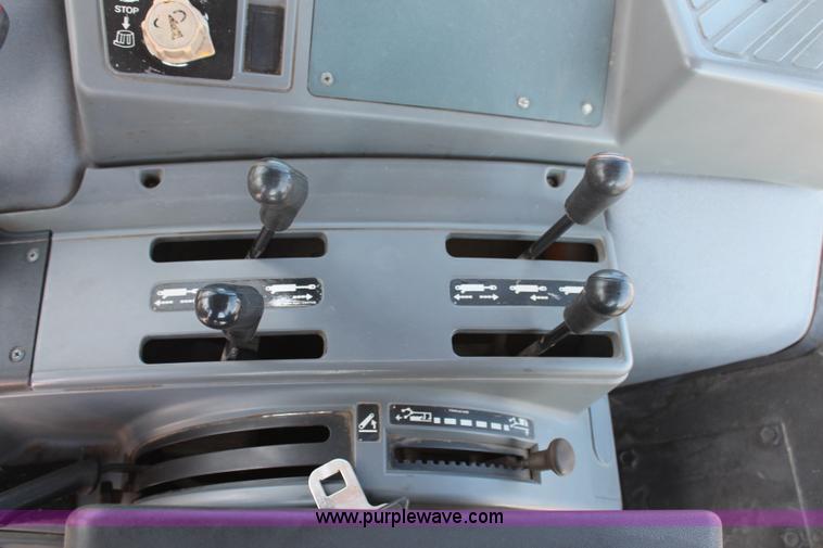 image for item H6922 1997 Ford New Holland 6640SL tractor