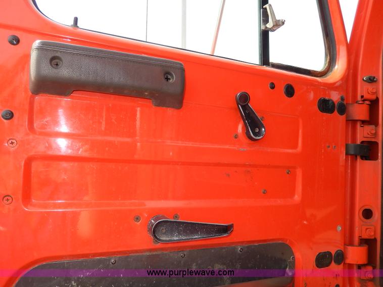 image for item H6935 1999 International 4900 dump truck