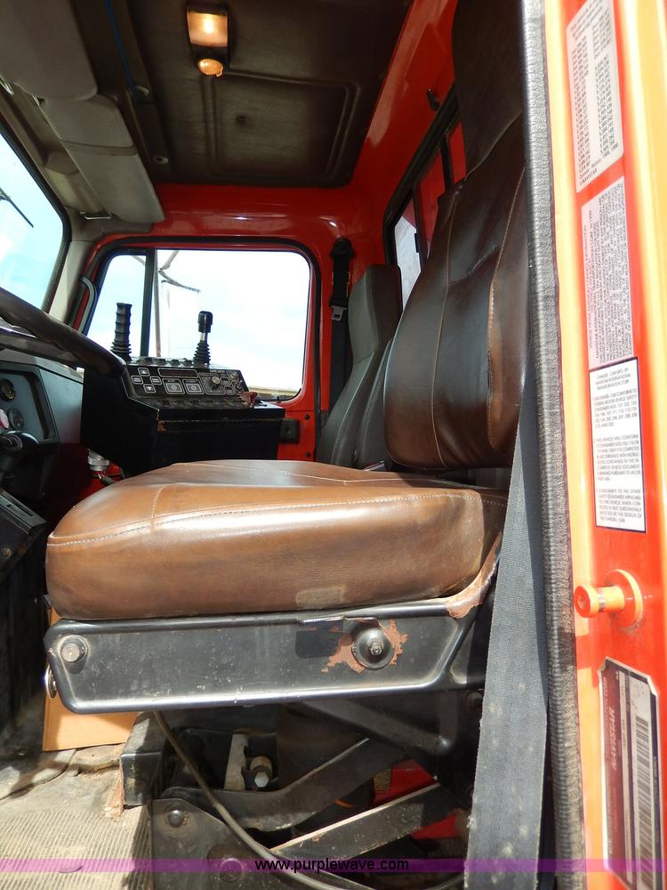 image for item H6935 1999 International 4900 dump truck