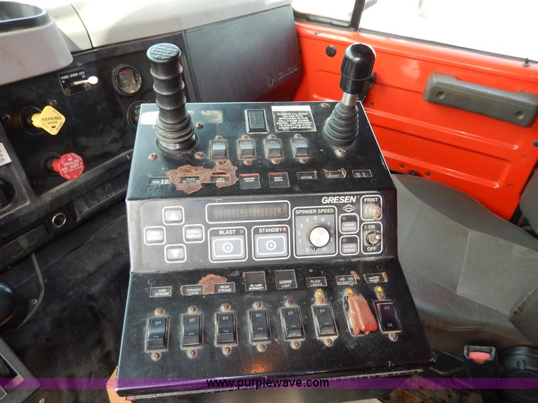 image for item H6935 1999 International 4900 dump truck