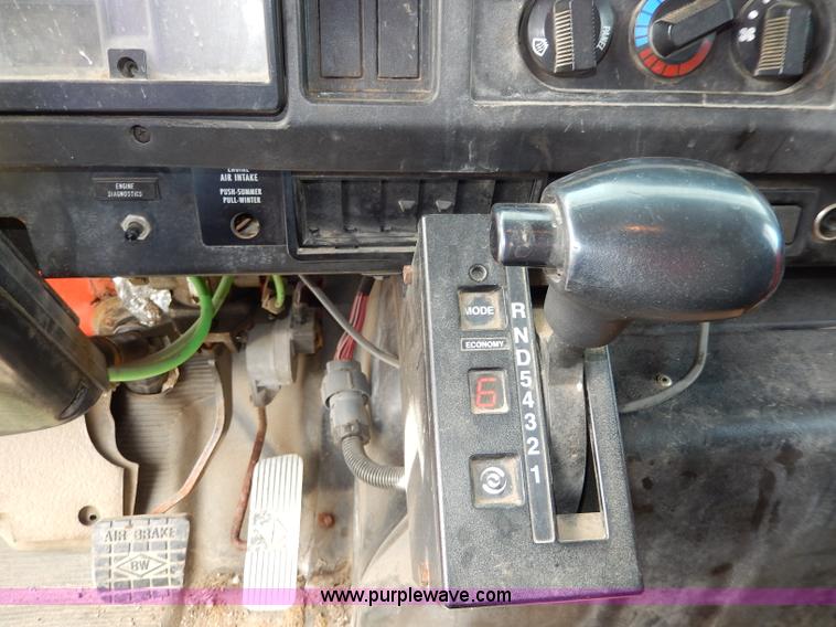 image for item H6935 1999 International 4900 dump truck