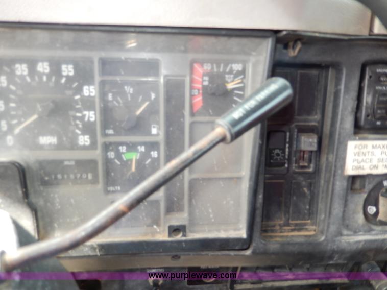 image for item H6935 1999 International 4900 dump truck