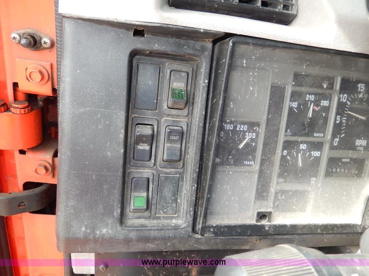 image for item H6935 1999 International 4900 dump truck