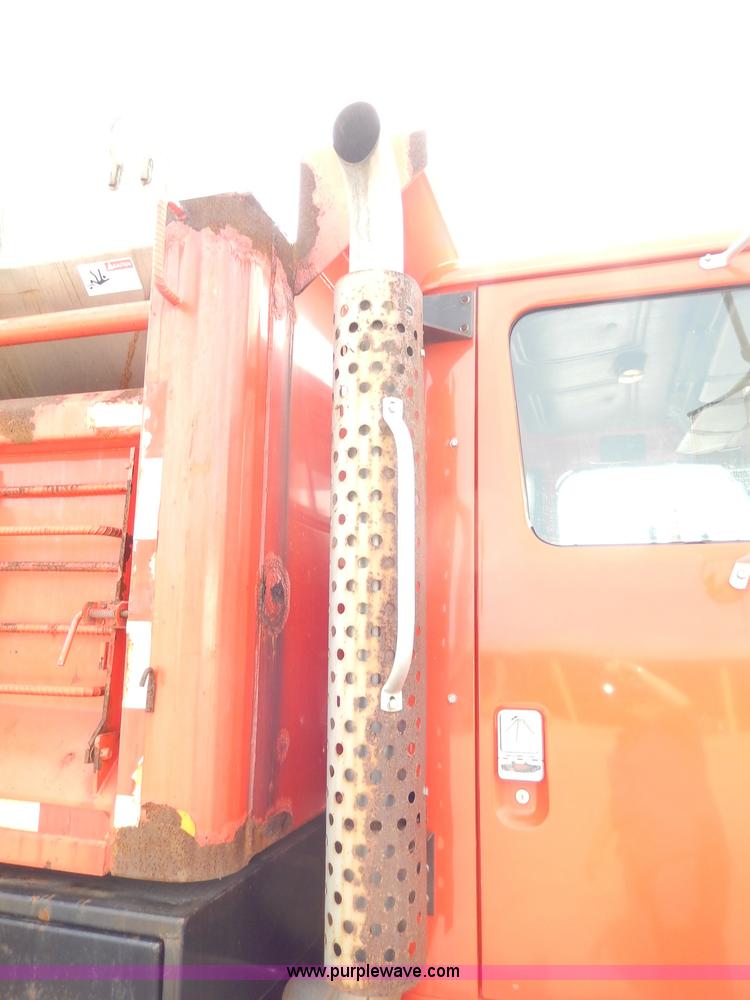 image for item H6935 1999 International 4900 dump truck