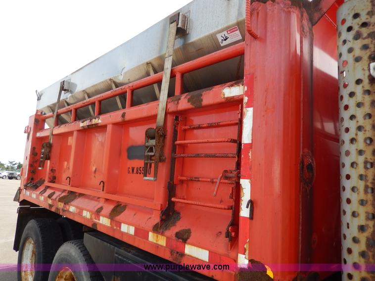 image for item H6935 1999 International 4900 dump truck