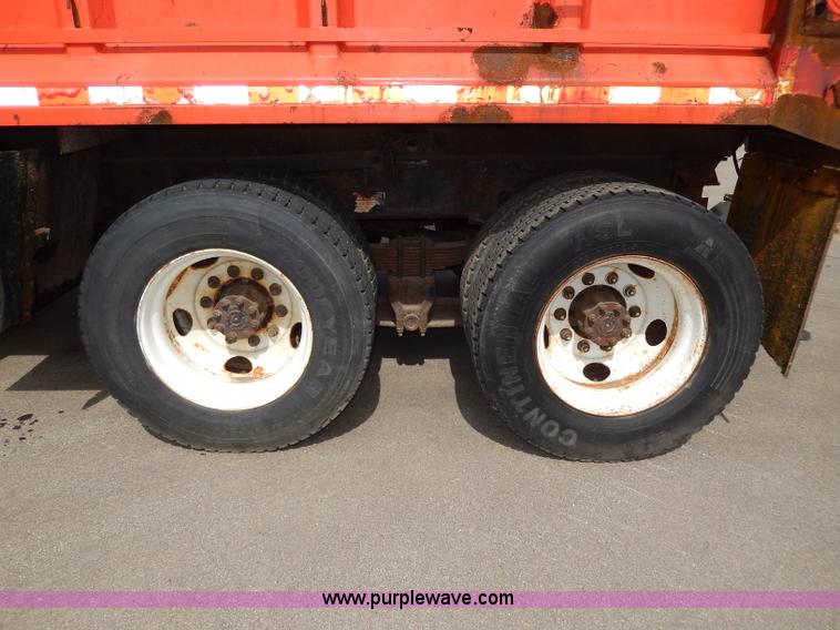 image for item H6935 1999 International 4900 dump truck