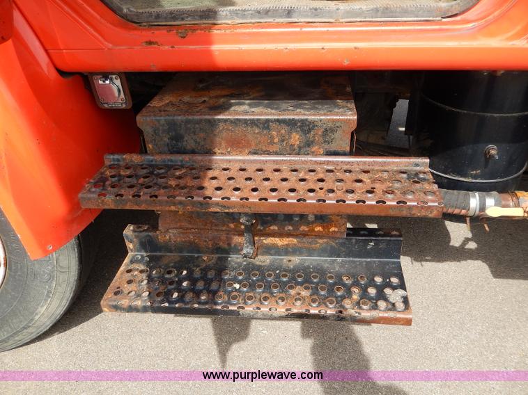 image for item H6935 1999 International 4900 dump truck