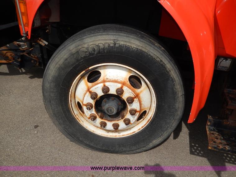 image for item H6935 1999 International 4900 dump truck