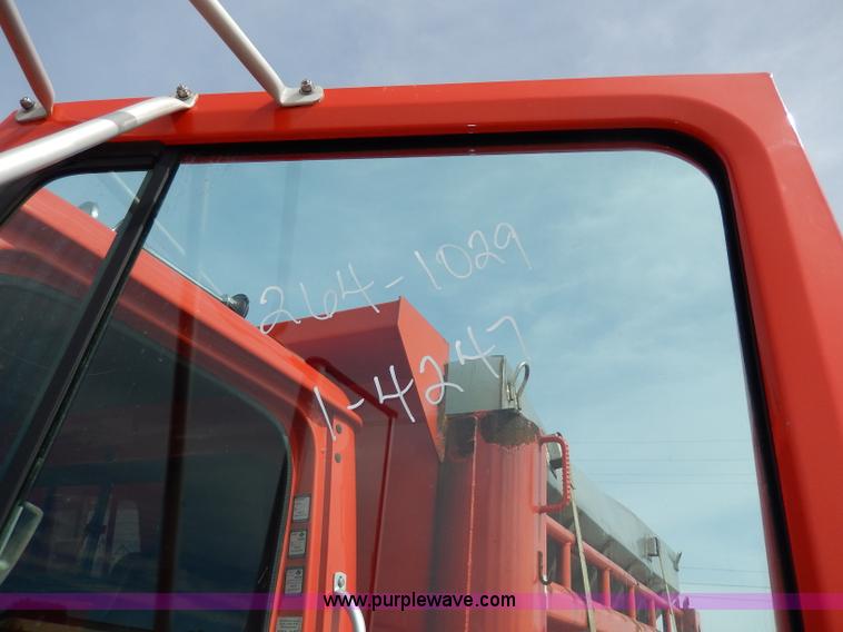 image for item H6935 1999 International 4900 dump truck