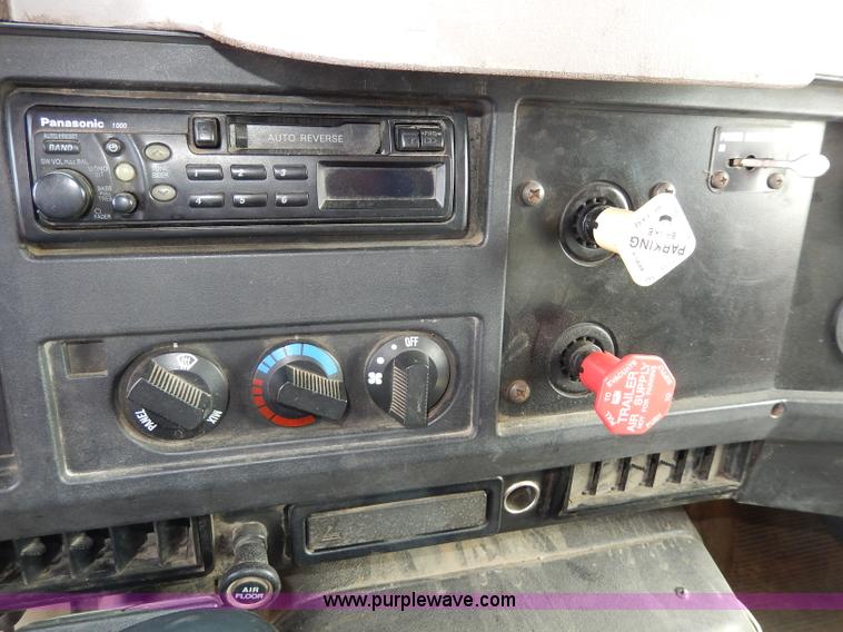 image for item H6936 1999 International 4900 dump truck