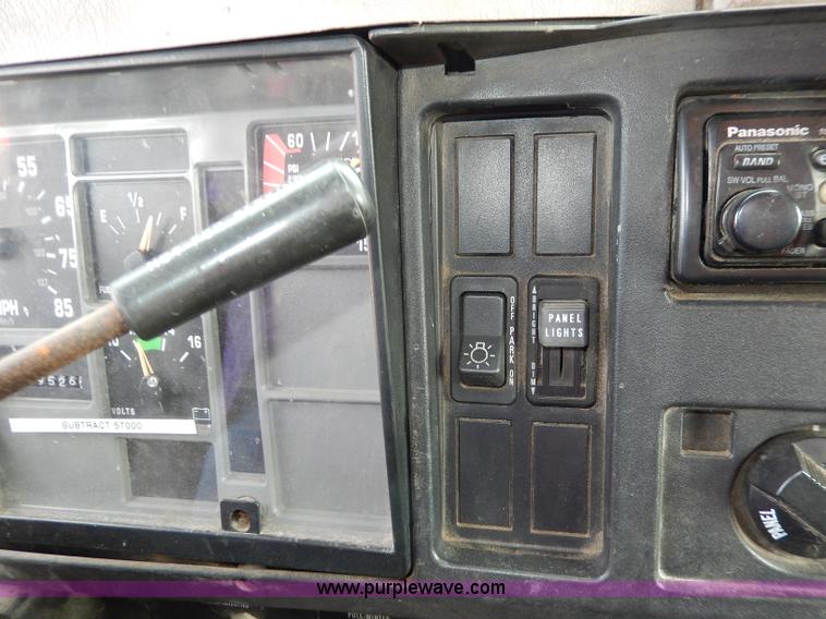 image for item H6936 1999 International 4900 dump truck