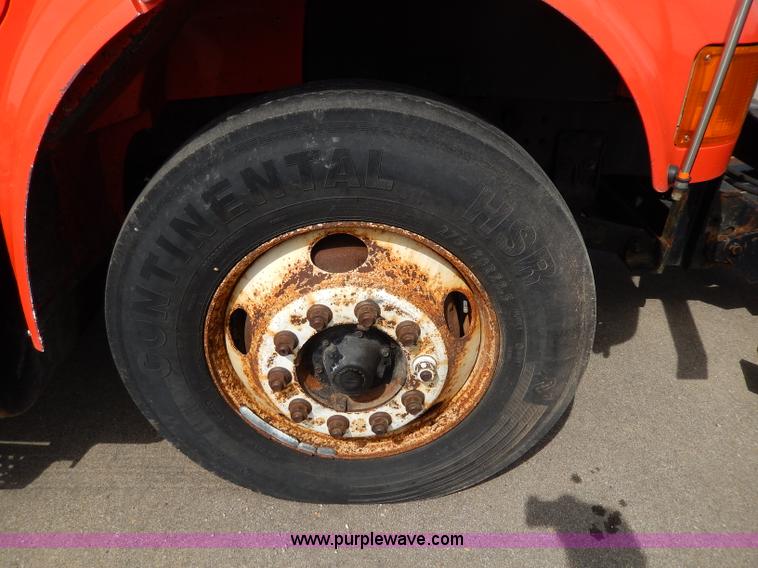 image for item H6936 1999 International 4900 dump truck