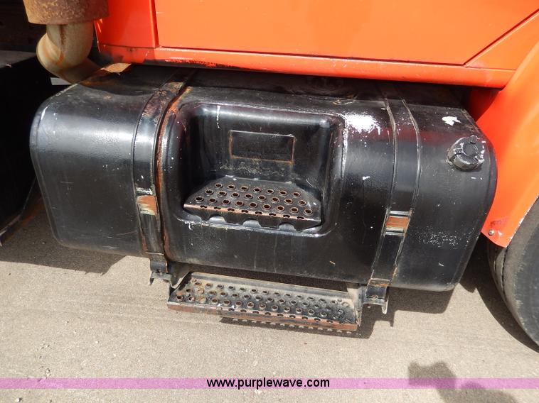 image for item H6936 1999 International 4900 dump truck