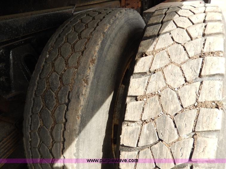 image for item H6936 1999 International 4900 dump truck