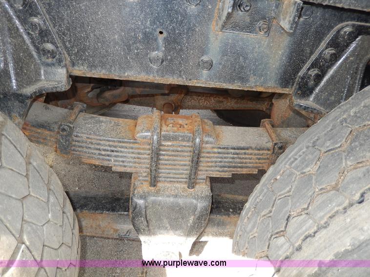 image for item H6936 1999 International 4900 dump truck