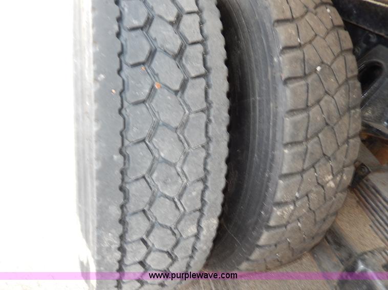 image for item H6936 1999 International 4900 dump truck