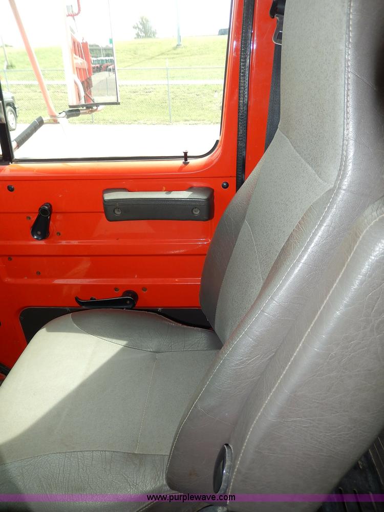 image for item H6938 1999 International 4900 dump truck