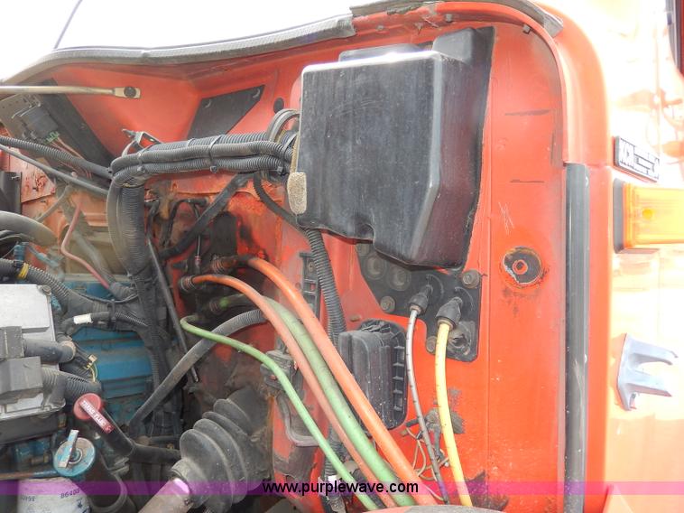 image for item H6938 1999 International 4900 dump truck