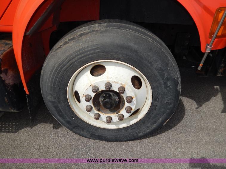 image for item H6938 1999 International 4900 dump truck