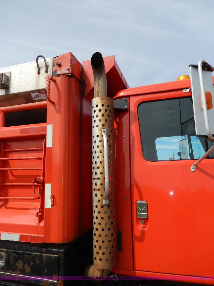 image for item H6938 1999 International 4900 dump truck