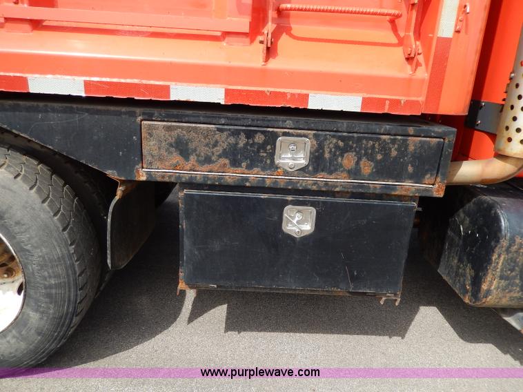 image for item H6938 1999 International 4900 dump truck