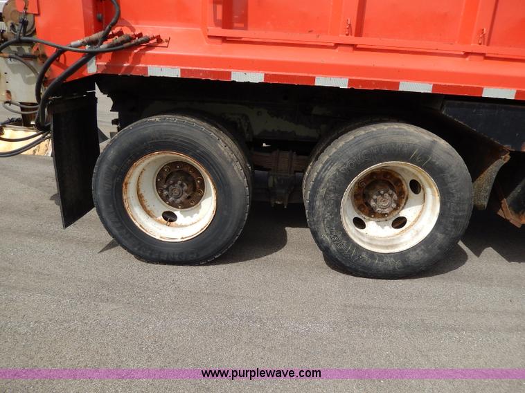 image for item H6938 1999 International 4900 dump truck