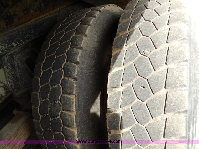 image for item H6938 1999 International 4900 dump truck