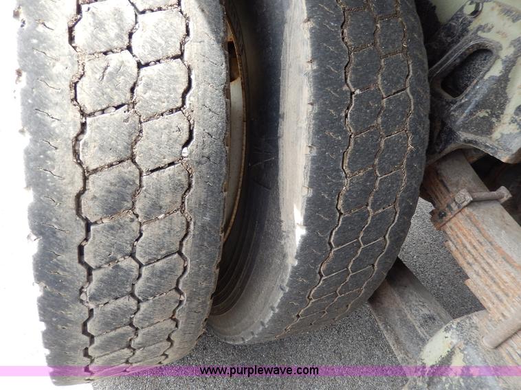 image for item H6938 1999 International 4900 dump truck