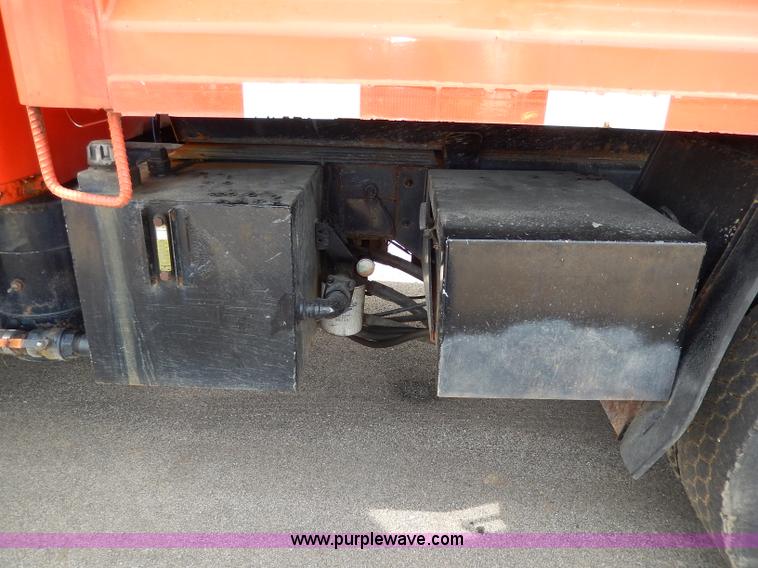 image for item H6938 1999 International 4900 dump truck