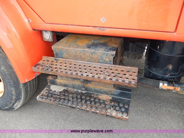 image for item H6938 1999 International 4900 dump truck