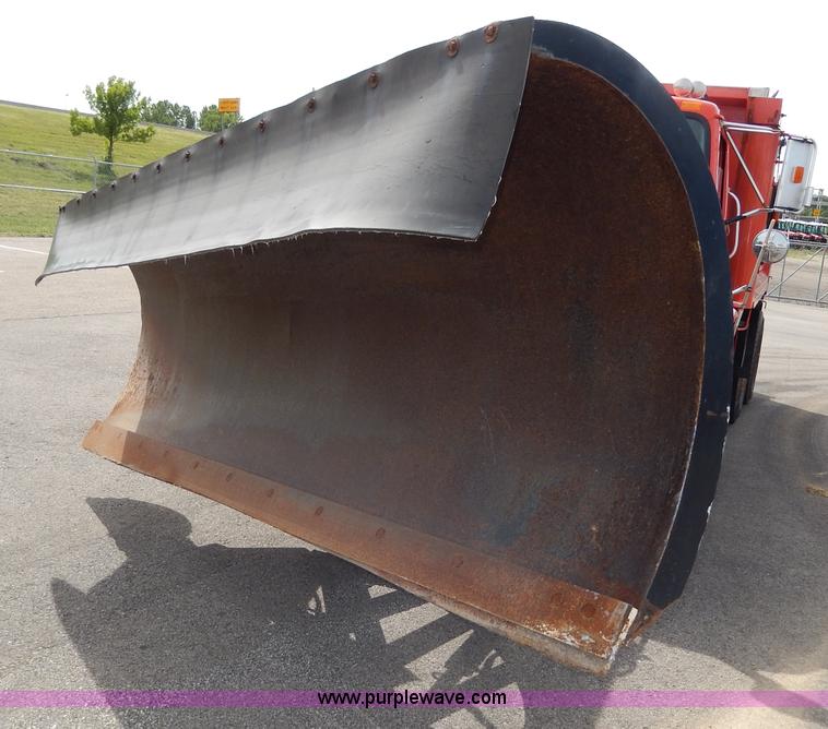 image for item H6938 1999 International 4900 dump truck