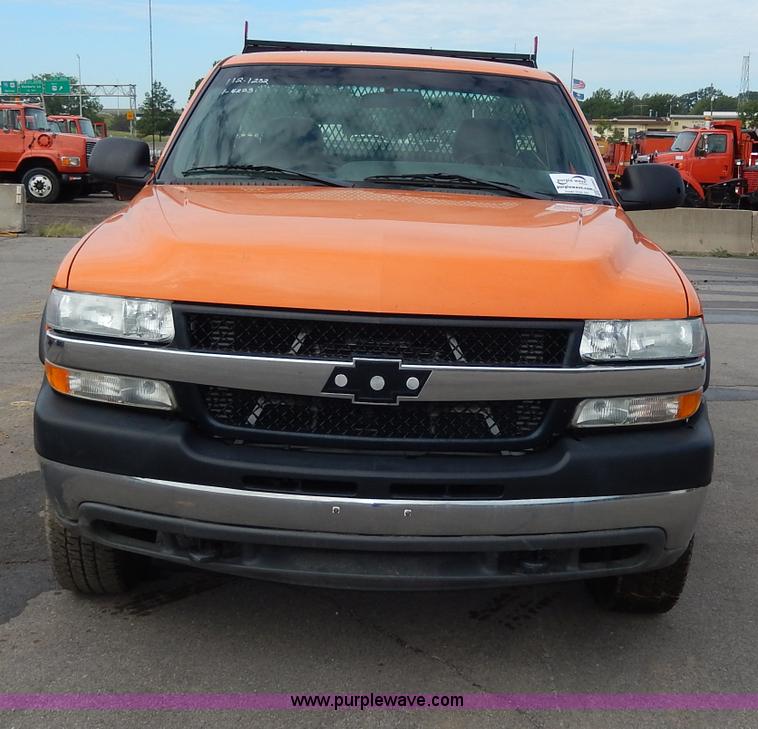 image for item H6941 2002 Chevrolet Silverado 2500 pickup truck