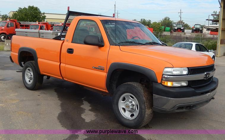 image for item H6941 2002 Chevrolet Silverado 2500 pickup truck