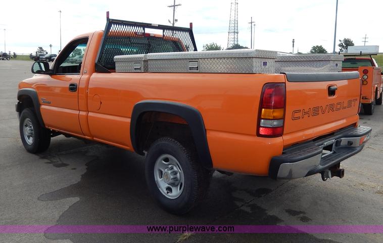 image for item H6941 2002 Chevrolet Silverado 2500 pickup truck