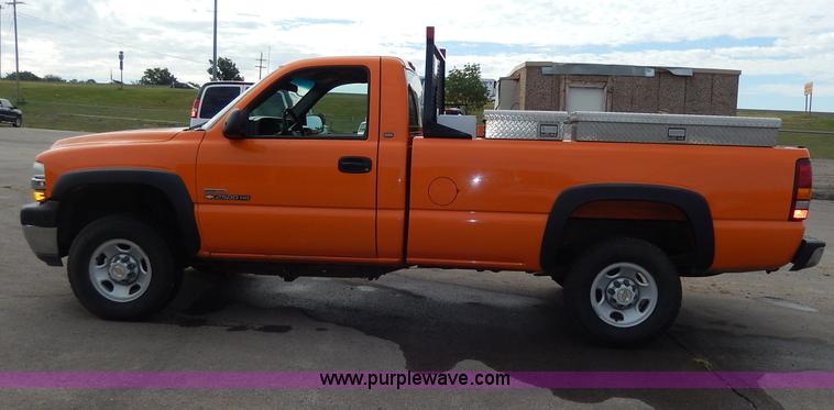 image for item H6941 2002 Chevrolet Silverado 2500 pickup truck