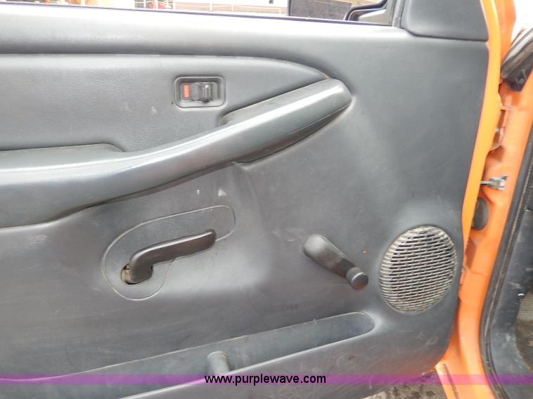 image for item H6941 2002 Chevrolet Silverado 2500 pickup truck