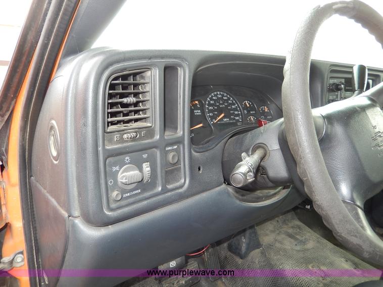 image for item H6941 2002 Chevrolet Silverado 2500 pickup truck